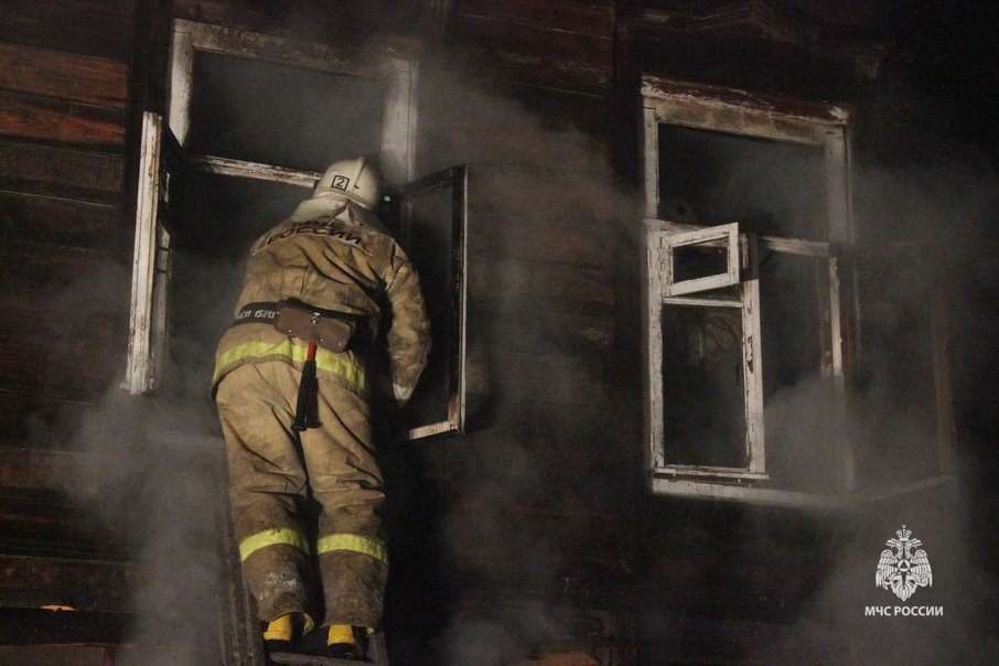 Тушение пожара в частном секторе в городе Змеиногорск